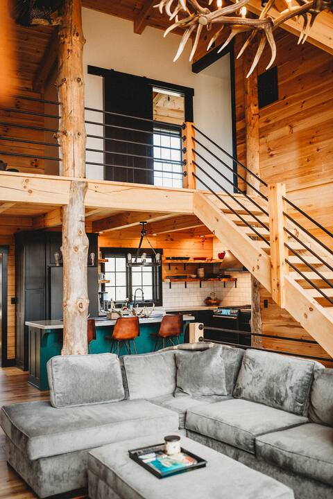 The Lodge - Quiet Cozy Log Home on 125 acres