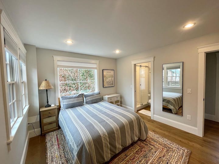 Säng 1 - Queen w En Suite Full Bath