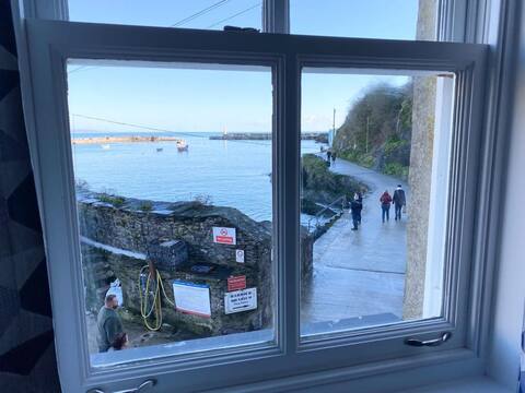 * Harbour front flat in the heart of Mevagissey *