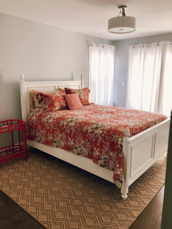 El dormitorio junto a la bahía del segundo piso tiene una terraza semiprivada unida con otro dormitorio junto a la bahía y armario personalizado con varillas colgantes, estantes y cajones.