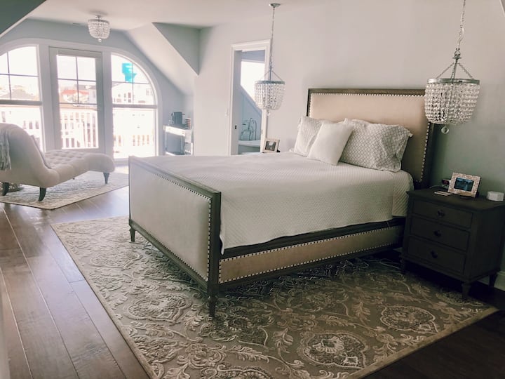 La suite principal del tercer piso incluye cama queen, baño, armario personalizado, sala de estar con cafetería y terraza privada.