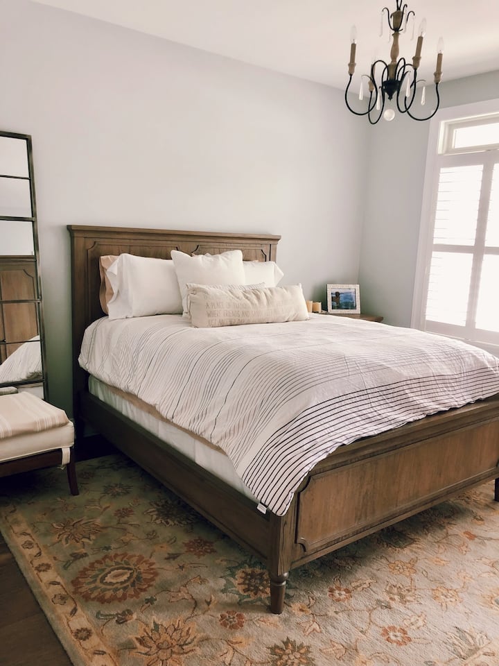 Dormitorio del primer piso con cama tamaño queen.