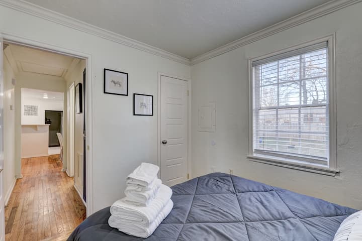 Comodo letto matrimoniale. In ogni camera troverai asciugamani da bagno pronti all&#x27;uso. La finestra offre una bella vista sul cortile. Questa camera ha il nostro armadio di proprietà, che è chiuso a chiave per motivi di sicurezza. 