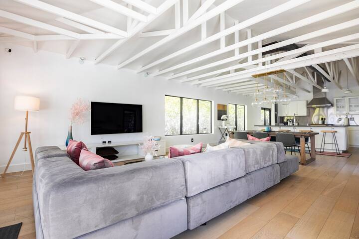 4BR Sunset Waterfront Villa w/pool and spa gallery image 4