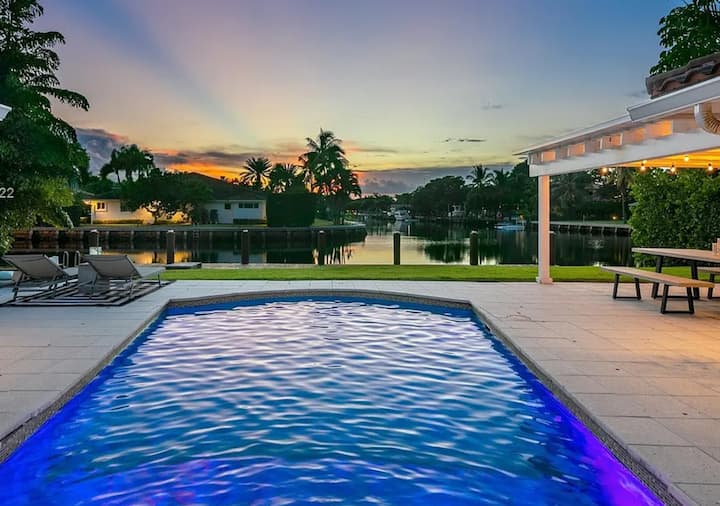 Waterfront 4BR Sunset Villa w/pool and spa