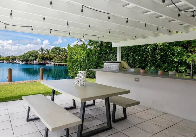 4BR Sunset Waterfront Villa w/pool and spa gallery image 3