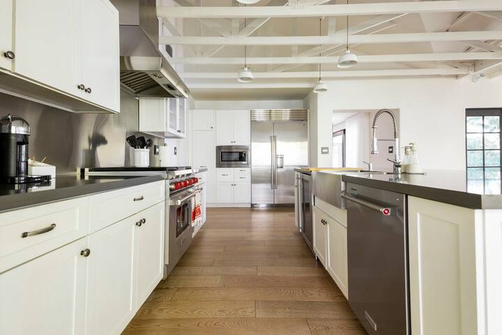 4BR Sunset Waterfront Villa w/pool and spa gallery image 5