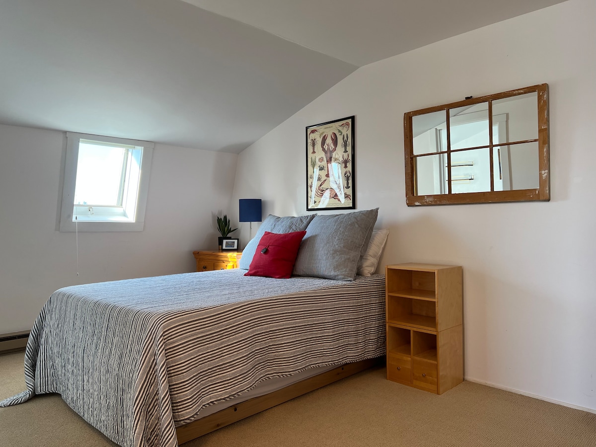 Full w/Twin Trundle off TV room; 2nd Floor South