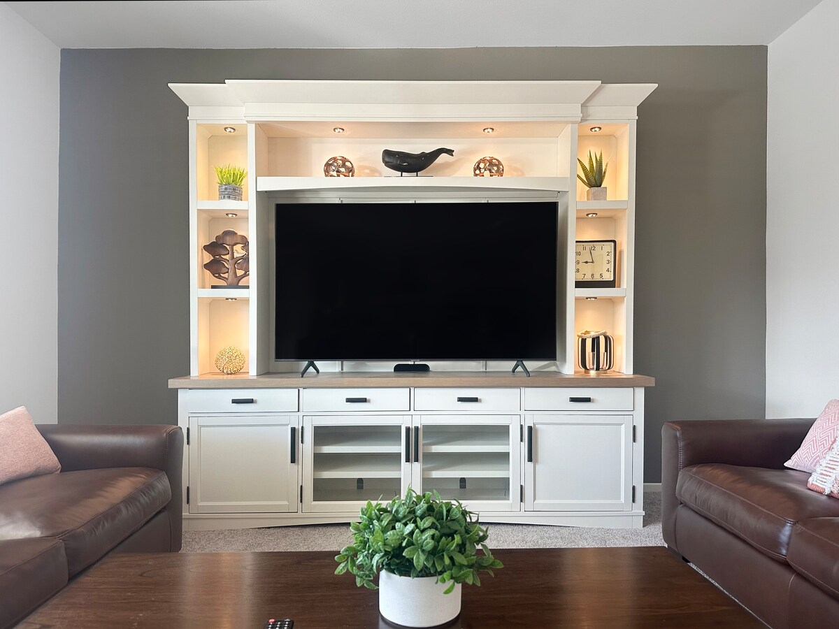 Popular Airbnb listing: Desert Azure- Horse Show, Karaoke, Air Hockey in Coachella