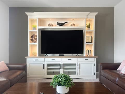 Popular Airbnb listing: Desert Azure- Horse Show, Karaoke, Air Hockey in Coachella