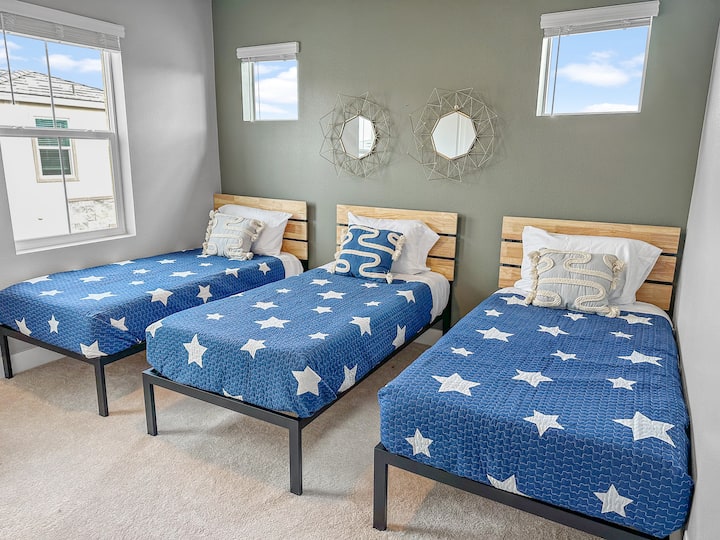 Upstairs triple twins room (summer bedding)