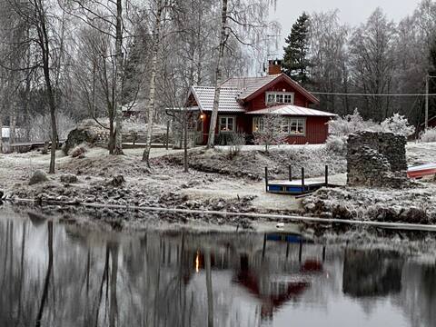 Beautiful cottage with lake property
