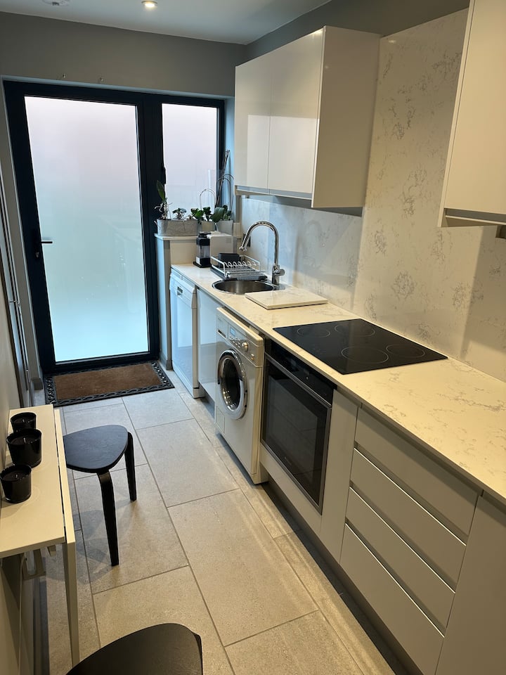 Private Modern Annex | Parking | Own Entrance - Canterbury