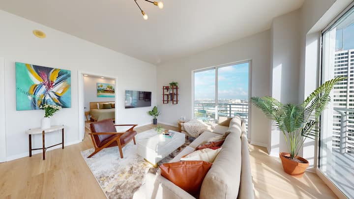 Chic Downtown Miami Condo - Miami, FL
