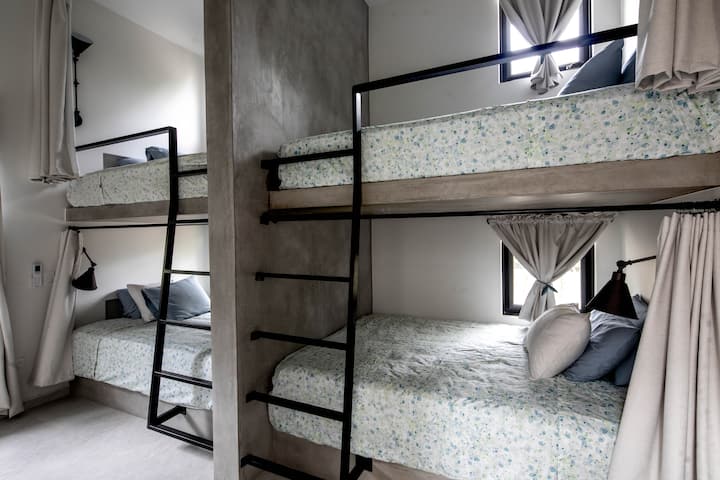 Спалня 3: 
4 двойни легла