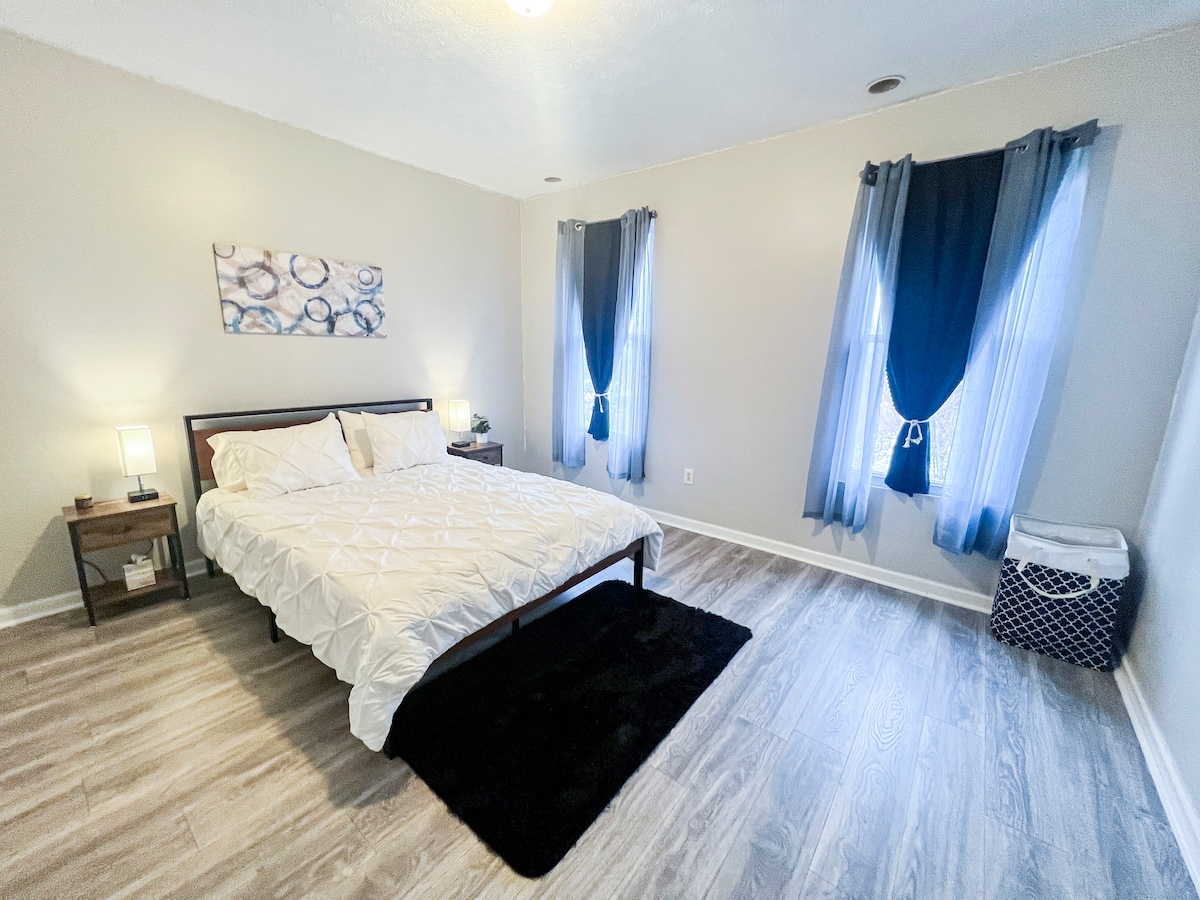 Godoro la ubora wa kumbukumbu la ubora wa juu na nafasi nyingi za kabati na dawati la kazi w/kiti (sio picha).