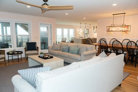 Beachfront Bungalow : First row on East Main