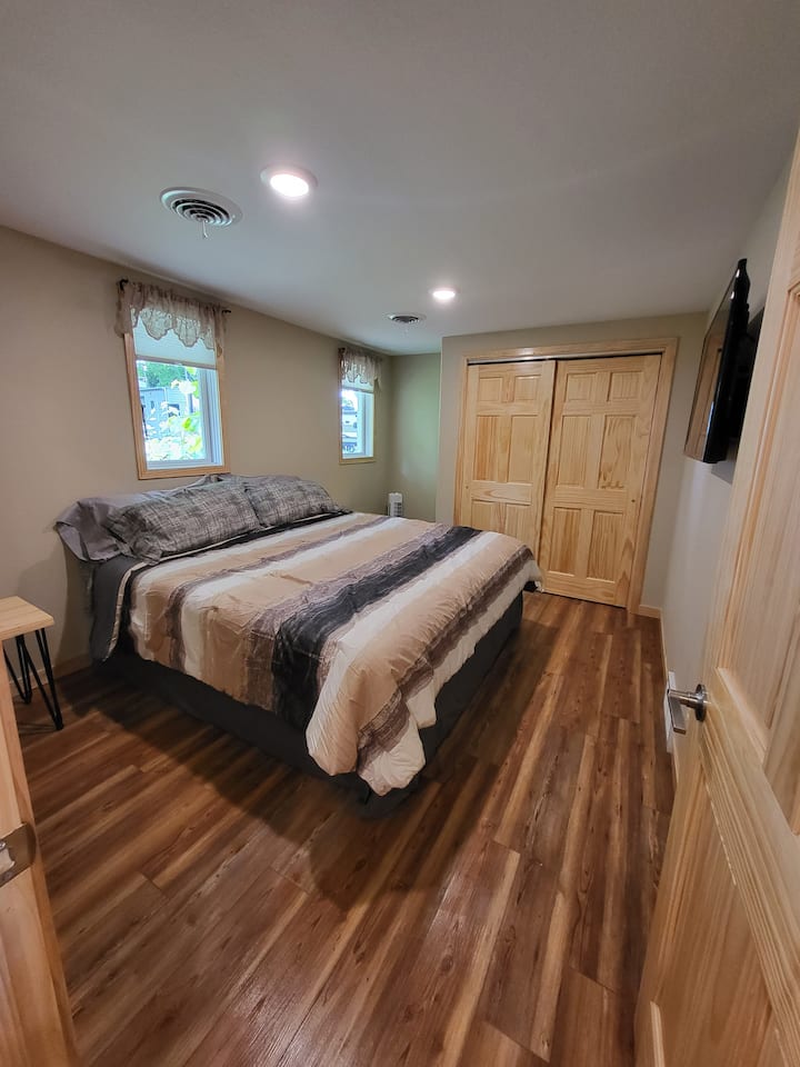 加大双人床、配备架子和杆子（里面有一些棋盘游戏）、电视、端桌、房间遮光窗帘、塔式风扇。