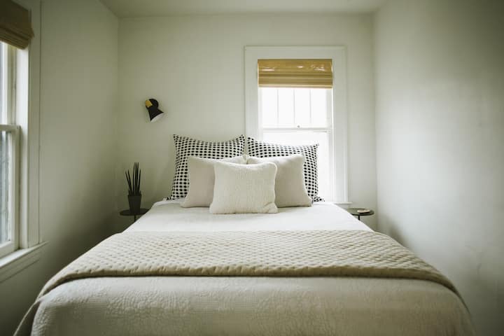 El dormitorio n.º2 cuenta con cama tamaño queen y armario espacioso. Hermosos pisos de madera y persianas personalizadas.