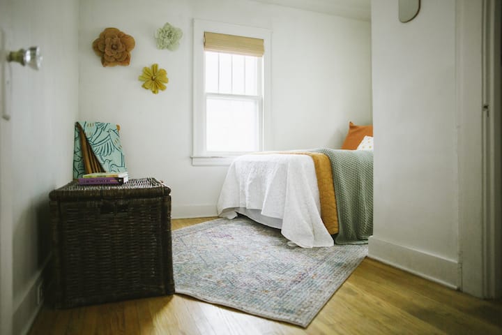 El dormitorio # tres tiene una cama de matrimonio y un armario espacioso.