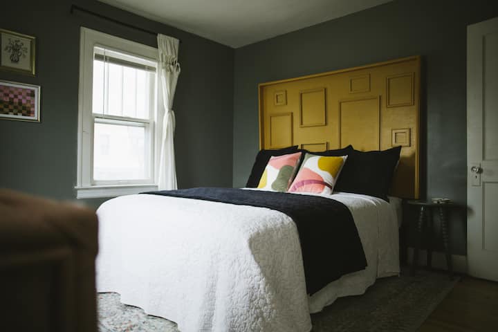 El dormitorio # 1 cuenta con una cómoda cama tamaño queen y tiene un armario grande.