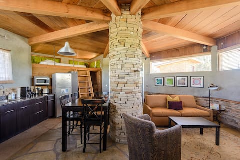 Successful Airbnb property: The Kiva Cave Creek in Desert View