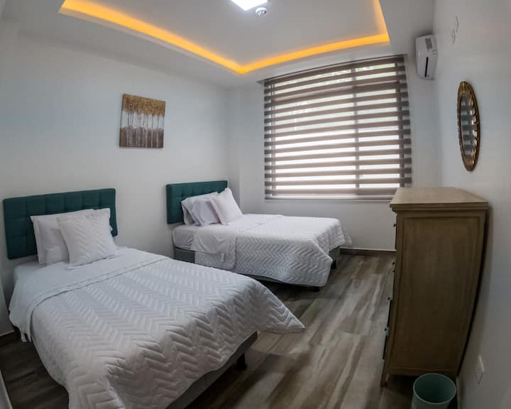 Habitación 2: Con dos camas de plaza y media. Incluye cajonera para ropa y espejo.