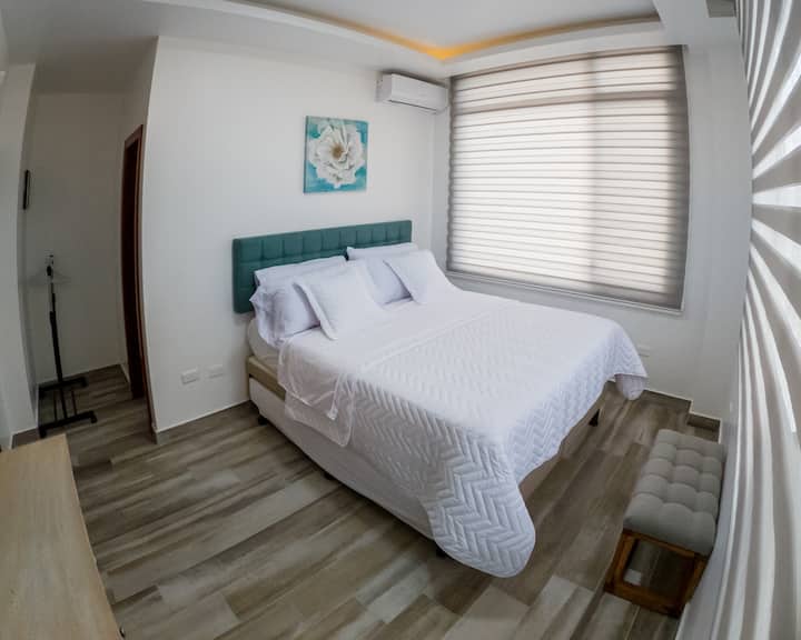 Habitación 1: Con cama Queen (2.5 plazas). cama desplazable de 2 plazas. Incluye baño completo privado, cajonera para ropa, espejo, colgador de ropa y asiento pequeño.