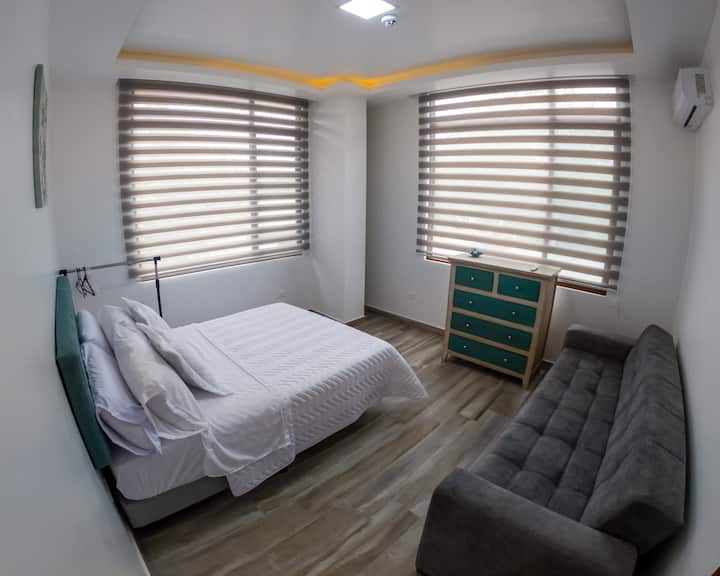 Habitación 5: Con una cama de dos plazas y un sofá cama. Además, incluye cajonera para ropa.