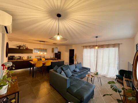 Cozy air-conditioned modern house with garden