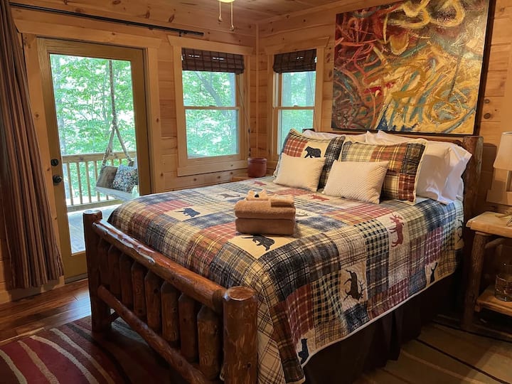 غرفة نوم بسرير كبير في الطابق الرئيسي