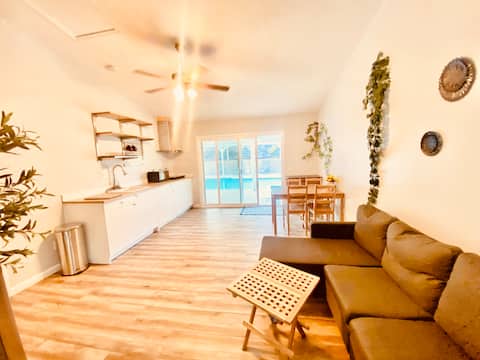 Cozy 1 bedroom bungalow pool & spa