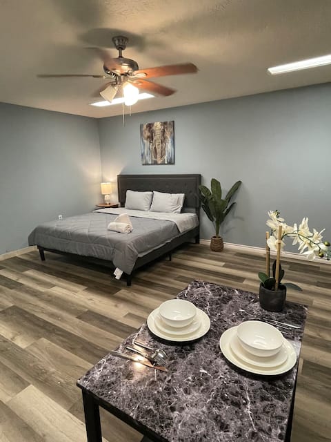 Successful Airbnb property: Tiny Garage Retreat in South Belt / Ellington