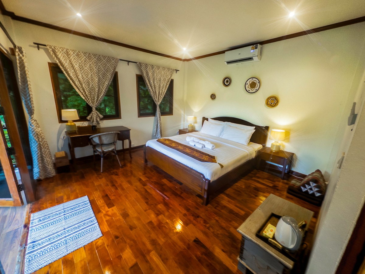 Dormitorio espacioso y sereno con una cómoda cama tamaño king, lo que garantiza un descanso reparador.