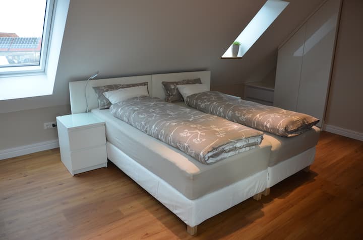 Krevatet e pranverës së kutisë mund të përdoren si krevat dopio (1.80 m x 2.0 m) dhe individualisht (90 cm x 2.0 m).