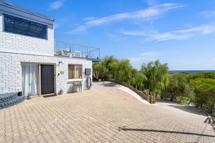 Oceanview Manor by Peppy Beach Retreats® gallery image 2