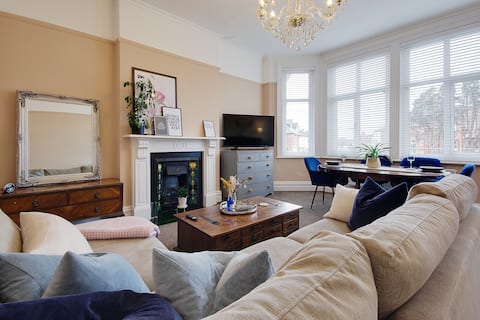 Beautiful character 2-bed flat, 500m to the beach