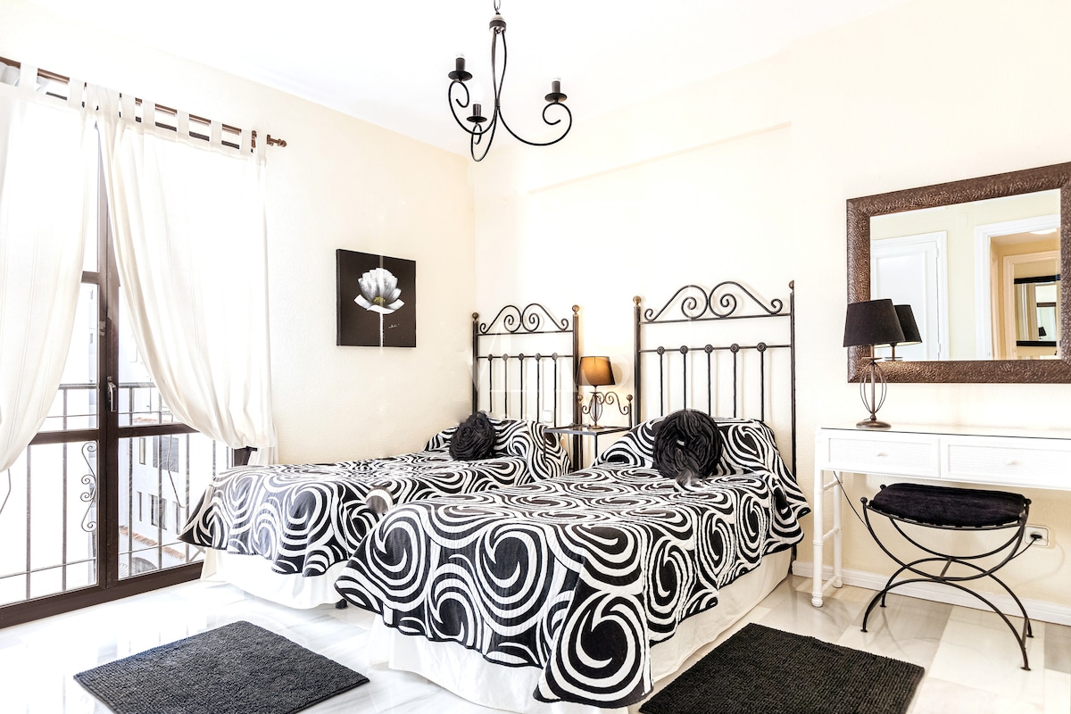 غرفة مزدوجة، ستارة للتشمس، مكيف هواء، واي فاي، مجفف شعر.  
يتم توفير الكثير من مساحة خزانة الملابس وبياضات الأسرّة.

الكثير من منافذ الطاقة وسرعات واي فاي جيدة وتكييف هواء  في  كل غرفة.