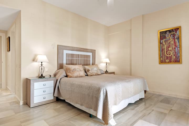 Enorme dormitorio principal, balcón Julieta, armarios empotrados.
Cama tamaño king y baño privado.
Ropa de cama y toallas proporcionadas.
El aire acondicionado funciona en todas las habitaciones del departamento.