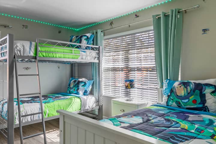 Მეორე სართულზე მდებარე Buzz LightYears-ის ოთახის დამატებითი ფოტო