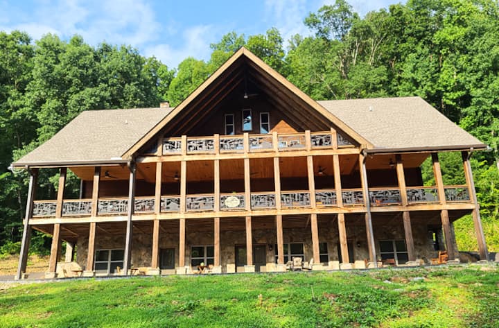 Tellico River Retreat - On Tellico River/sleeps 30!