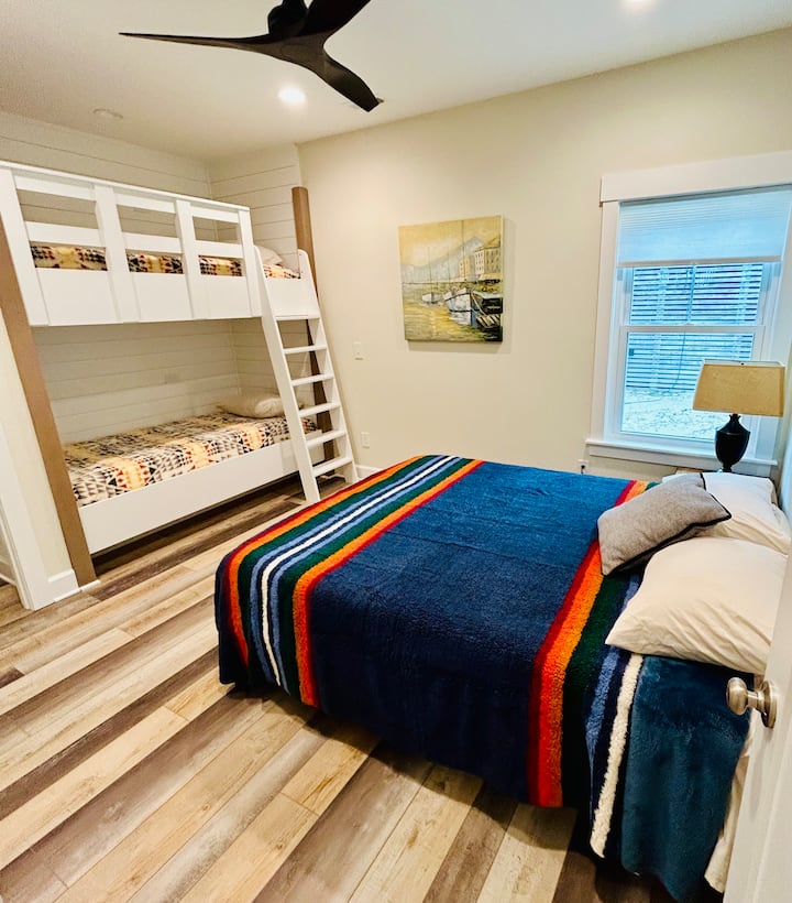 Chambre spacieuse avec deux lits simples TG et un lit queen – peut accueillir confortablement plusieurs voyageurs.