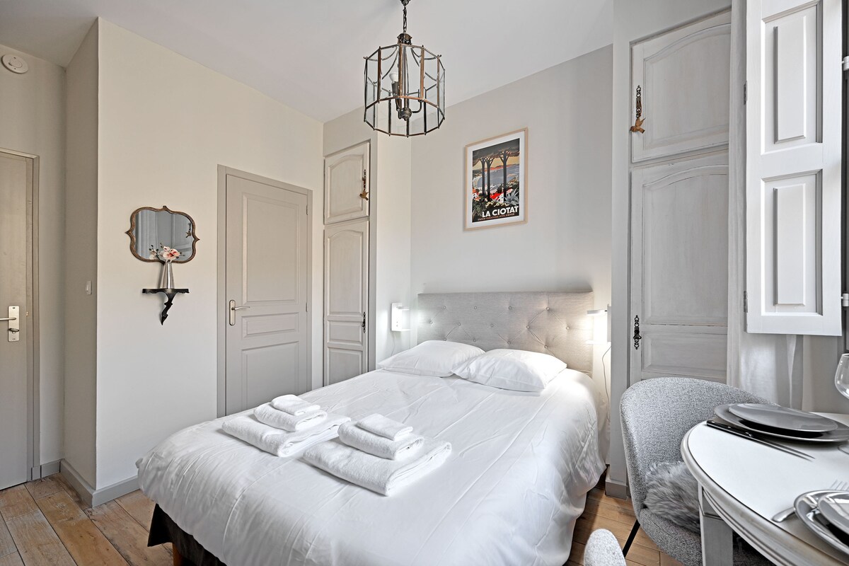 Slaapkamer met een queensize bed