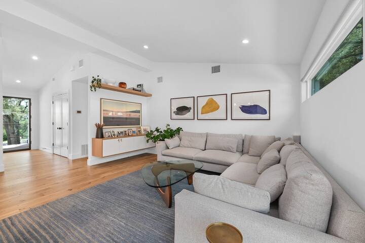 Central Austin Oasis – Water Slide + City Views gallery image 2