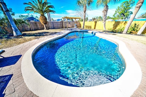 Sunshine Stay! Pool + Game room in Lynn Haven