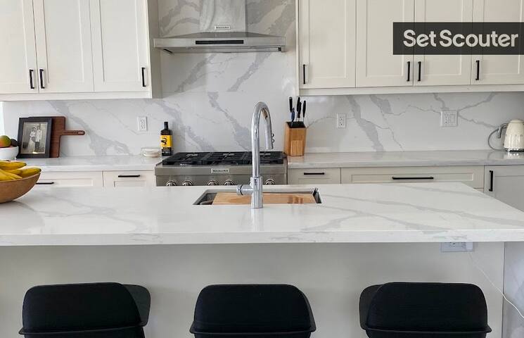 Modern Family Home in Heart of Toronto gallery image 3