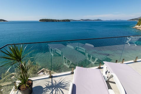 Popular Airbnb listing: Beachfront Penthouse Suite in Lozica