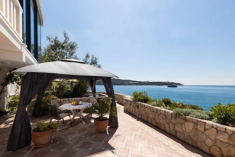 Popular Airbnb listing: Beachfront apartment in Lozica