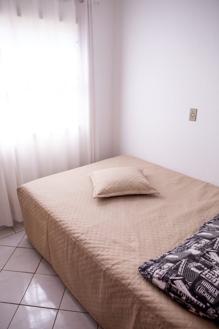 Habitación con ventiladores de techo.