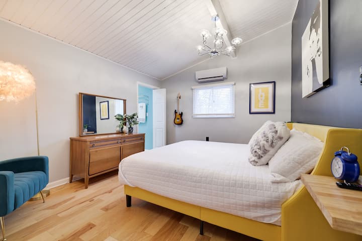 Large Master Bedroom has  King size bed, smart tv (no cable)  ac/heat split, room darking blinds and en-suite bath